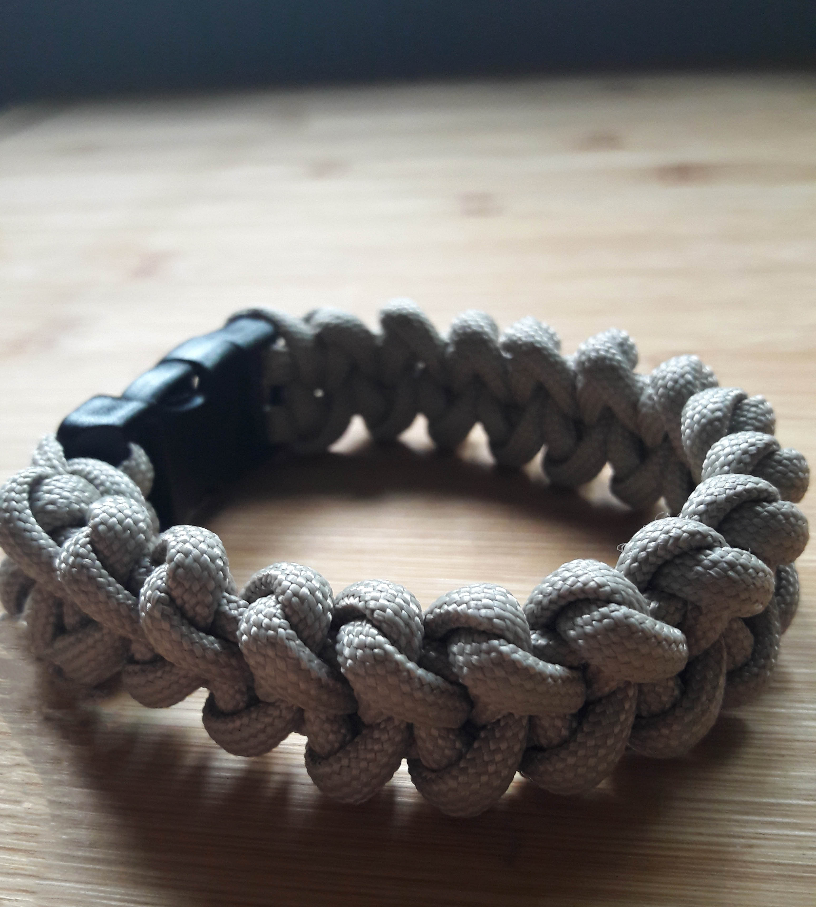 Fertiges helles Armband